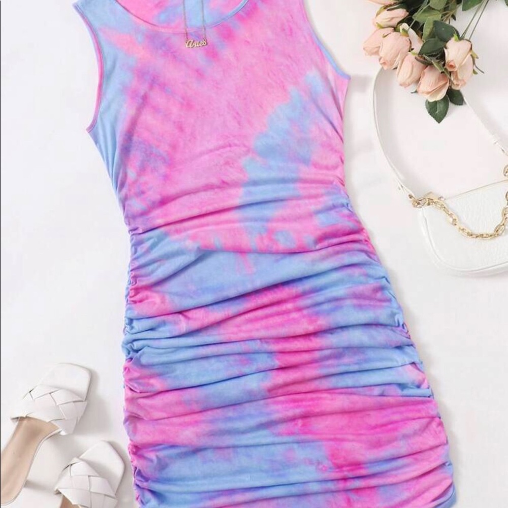 NWOT sleeveless ruched sides tie-dye mini dress